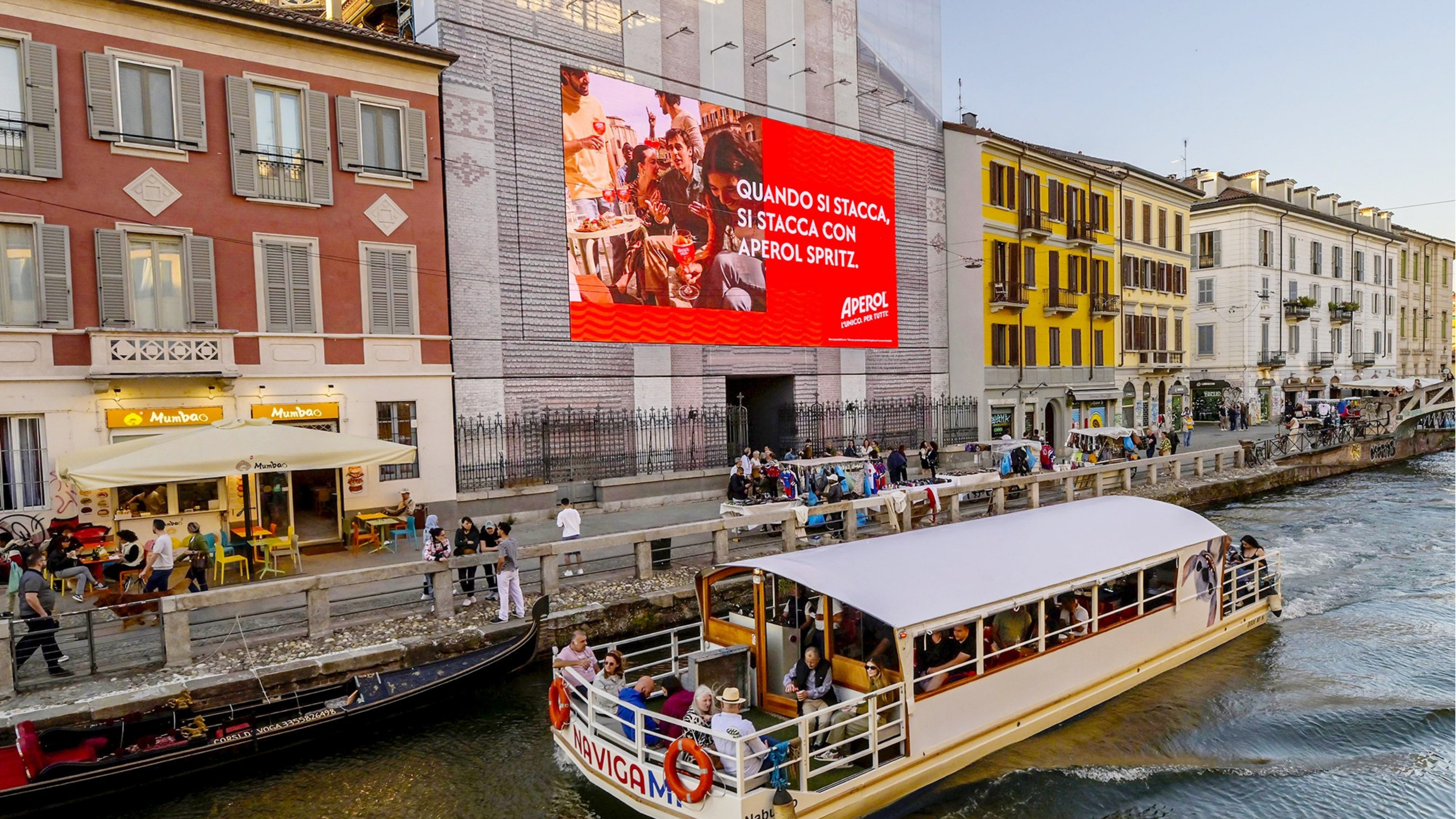 Piazza XXV Aprile a Milano con i maxi LED BS Urban ADV davanti a Eataly