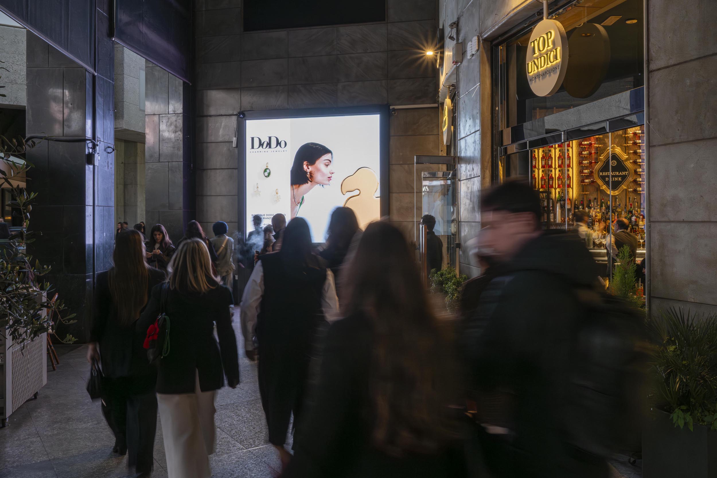 Maxi LED all'ingresso di Via Monte Napoleone