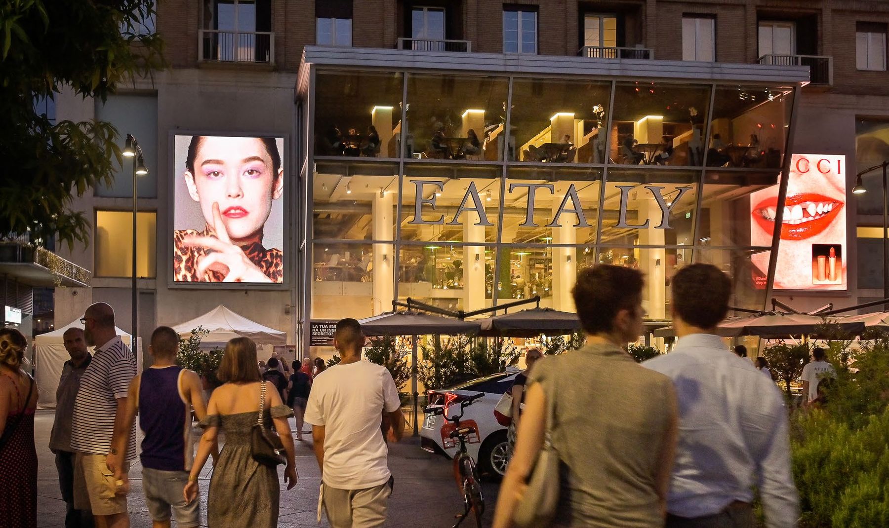 Maxi LED in Piazza XXV Aprile davanti a Eataly