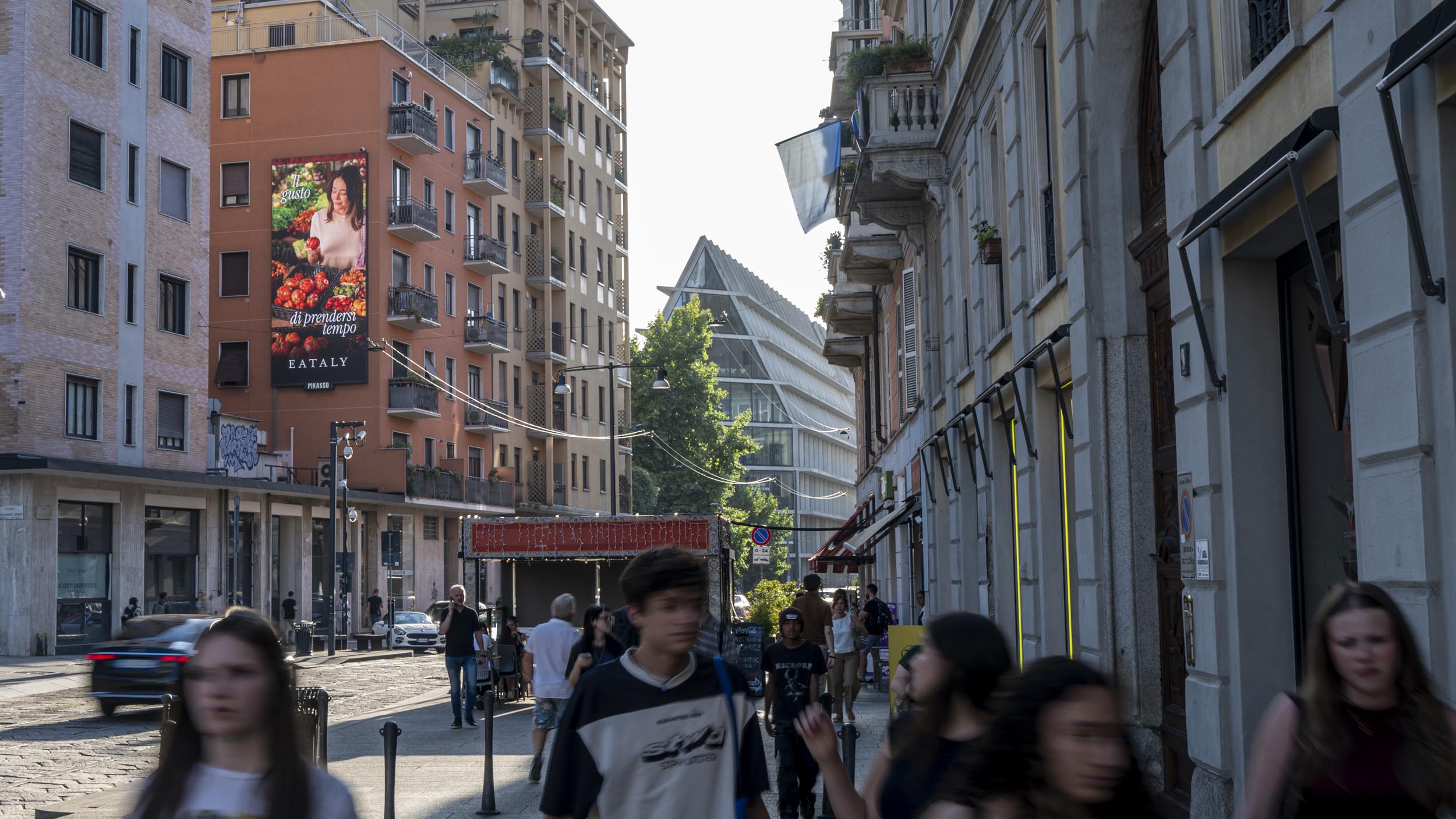 Maxi LED in Corso Como / Piazza XXV Aprile fronte Eataly, in collaborazione con Picasso