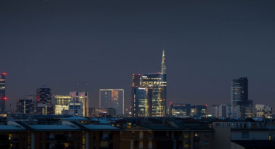 Piazza XXV Aprile a Milano con i maxi LED BS Urban ADV davanti a Eataly